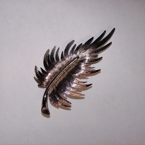 COSTUME BROOCH SILVER LEAF FEATHER NICE DETAIL - Picture 1 of 2